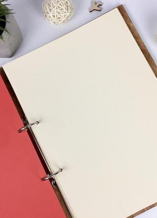 Деревянный фотоальбом с гравировкой для любителей путешествовать