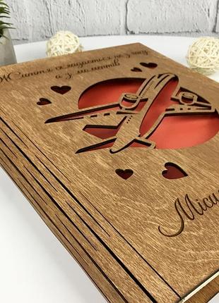 Деревянный фотоальбом с гравировкой для любителей путешествовать