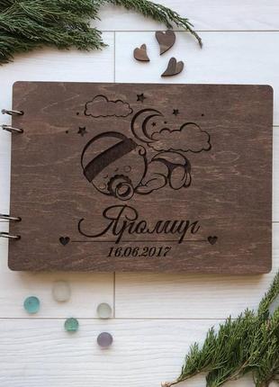 Дитячий дерев'яний альбом з темною оправою для фото і записів