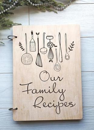 Деревянная кулинарная книга «our family recipes»