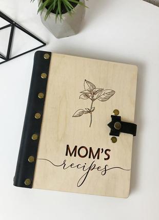 Книга для записи рецептов в деревянной обложке с кожаными вставками