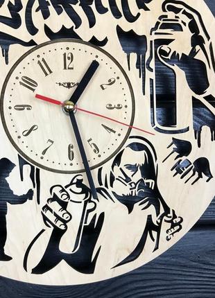 Оригинальные настенные часы из дерева «граффити»3 фото