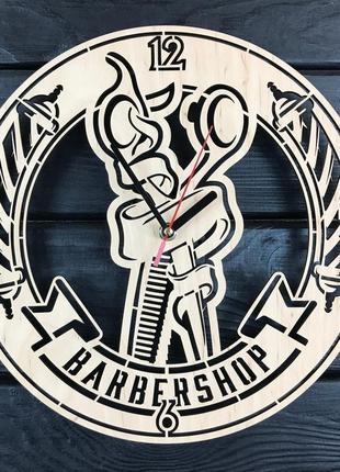 Стильні інтер'єрні годинники з дерева в барбершоп