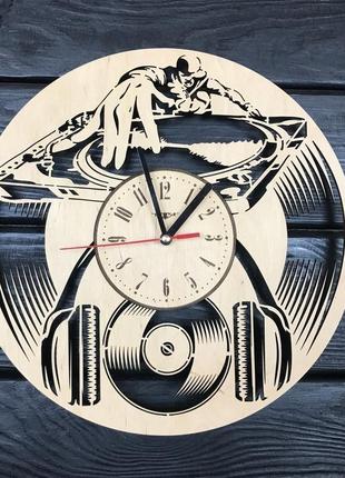 Стильные часы из дерева на стену «диджей»