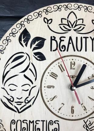 Стильні настінні годинники з дерева в салон краси3 фото