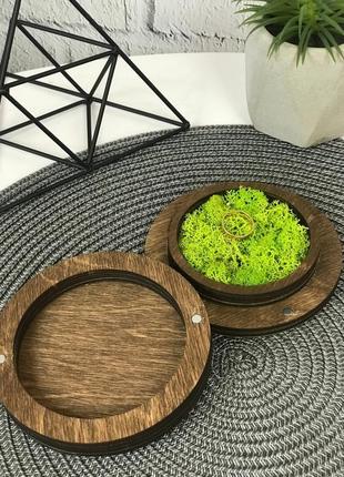 Деревянная свадебная шкатулка для колец с мхом3 фото