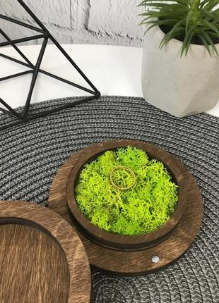 Деревянная свадебная шкатулка для колец с мхом4 фото