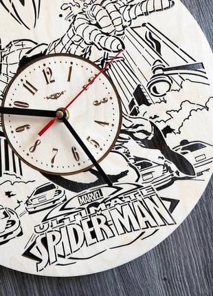 Дизайнерские настенные часы из дерева «человек-паук»3 фото