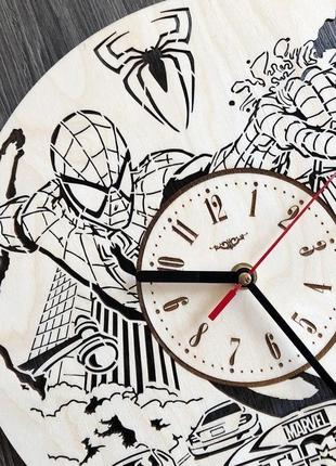 Дизайнерские настенные часы из дерева «человек-паук»2 фото