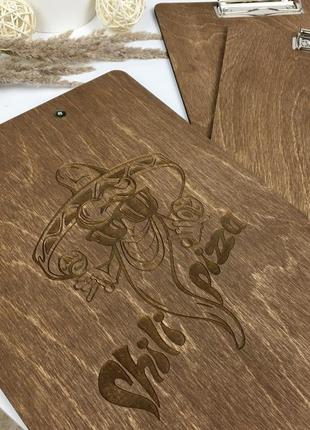 Дерев'яна планшетка під меню з логотипом