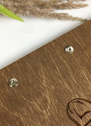 Дерев'яна планшетка під меню з логотипом