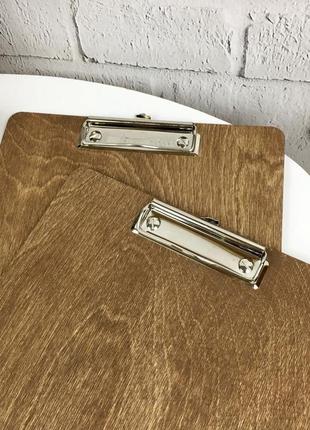 Дерев'яна планшетка під меню з логотипом