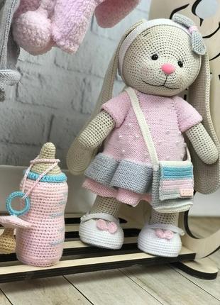 Детская вязаная игрушка «зайка» с дополнительным набором одежды4 фото