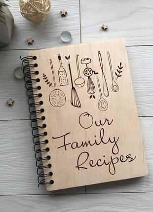 Дерев'яна кулінарна книга на спіралі «our family recipes»