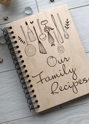 Деревянная кулинарная книга на спирали «our family recipes»2 фото