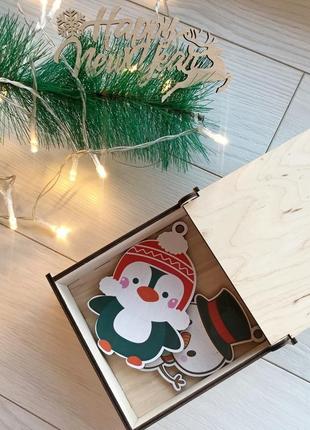 Яркие новогодние игрушки на елку в подарочной коробке из дерева6 фото
