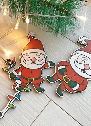 Яскраві новорічні іграшки на ялинку в подарунковій коробці з дерева3 фото