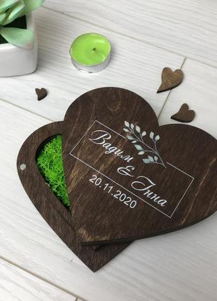 Весільна коробочка для обручок з дерева з декоративним мохом1 фото