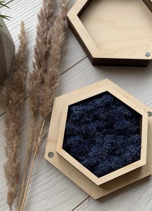 Весільна дерев'яна коробочка для обручок із синім мохом5 фото