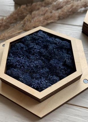 Свадебная коробочка для колец из дерева с гравировкой и синим мхом
