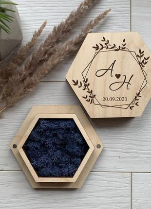 Весільна коробочка для обручок з дерева з гравіюванням та синім мохом2 фото