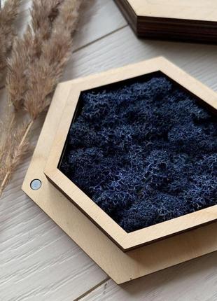 Свадебная коробочка для колец из дерева с гравировкой и синим мхом