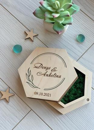 Весільна коробочка для обручок з дерева з декоративним мохом