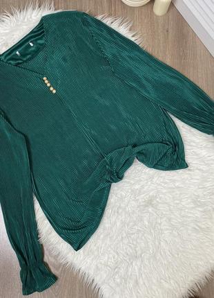 Зеленая блузка плиссе