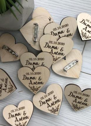 Деревянные бутоньерки для гостей с именами молодоженов и датой свадьбы (bu-0018)1 фото