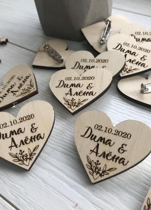 Деревянные бутоньерки для гостей с именами молодоженов и датой свадьбы (bu-0018)2 фото