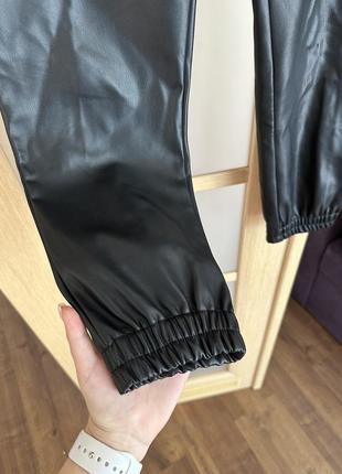 Новенькие кожаные брюки от zara.2 фото