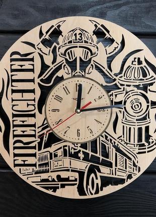 Оригинальные настенные часы из дерева «пожарники» cl-0374
