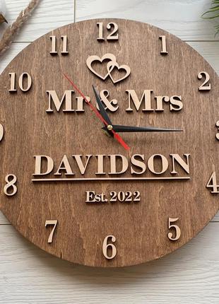 Подарунок на дерев'яне весілля дерев'яний іменний годинник на стіну cl-0698