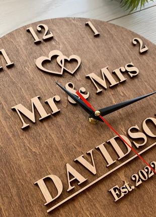 Подарунок на дерев'яне весілля дерев'яний іменний годинник на стіну cl-06983 фото