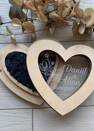 Весільна коробочка для обручок у формі сердечка з мохом та акриловою кришкою (cl-0180)1 фото