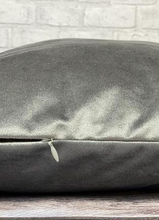 Темно-серая велюровая подушка2 фото