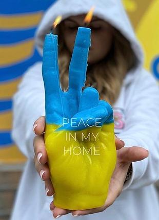Свічка інтер'єрна жест руки "peace" у блакитно - жовтому кольорі