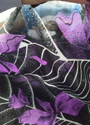 Тканина чорна з фіолетовими квітами матеріал4 фото