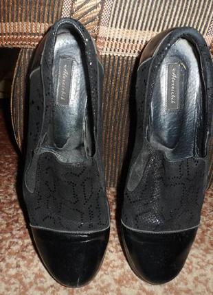 Черные туфли с лаковыми вставками