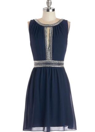 Очаровательное тёмно синее платье с украшением tfnc london