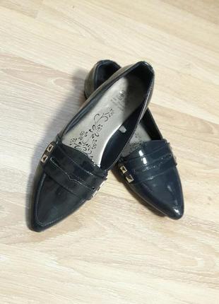 Туфли лаковые на низком каблуке с острым носком балетки1 фото