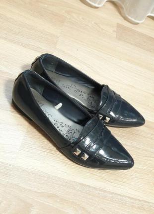 Туфли лаковые на низком каблуке с острым носком балетки5 фото