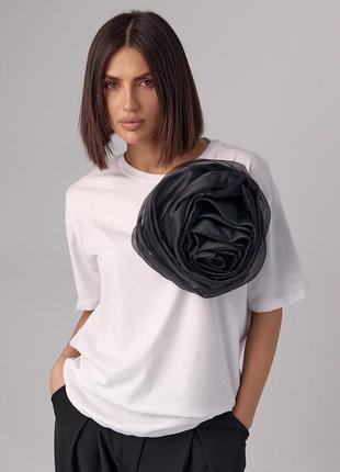Женская футболка с большим объемным цветком 82722