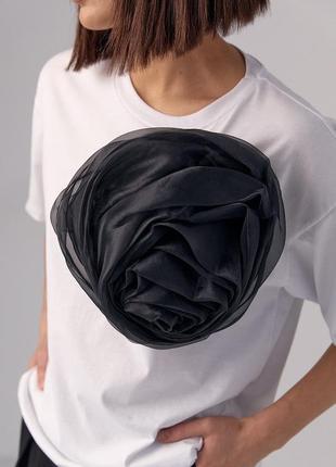 Женская футболка с большим объемным цветком 827223 фото