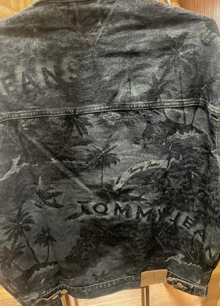Джинсова куртка джинсовка tommy hilfieger з принтом5 фото