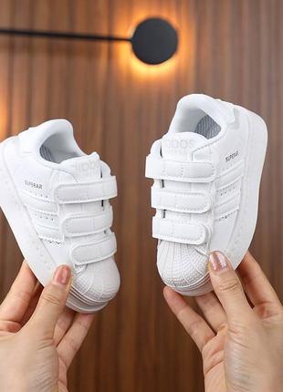 Стильные кроссовки