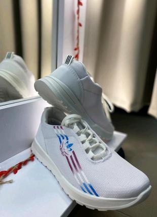 Кросівки жіночі стильні тренд