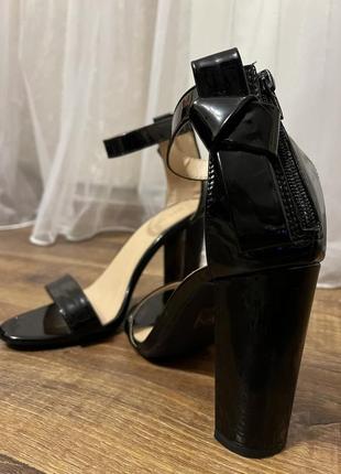 Черные лакированные босоножки туфли лодочки на каблуке5 фото