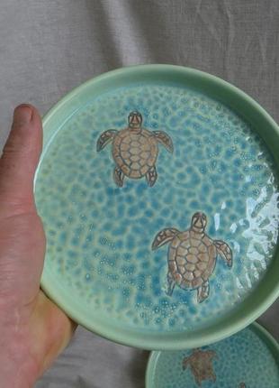 Керамічна тарілка ручної роботи плоска тарілочка з глини з черепахами морська1 фото