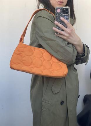 Оранжевая дутая стеганая сумка багет3 фото